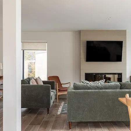 Leenan At Houses, Pollan Bay