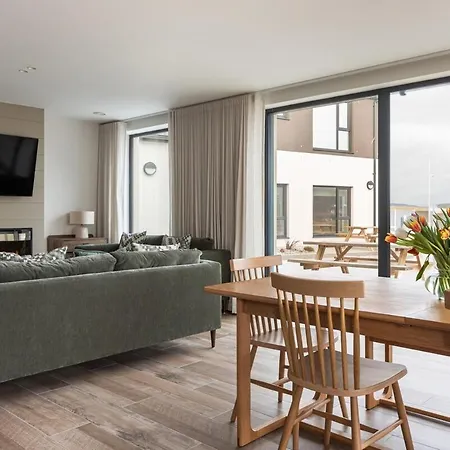 Leenan At Houses, Pollan Bay