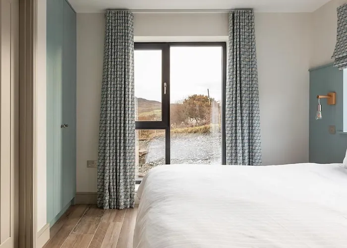 Leenan At Houses, Pollan Bay