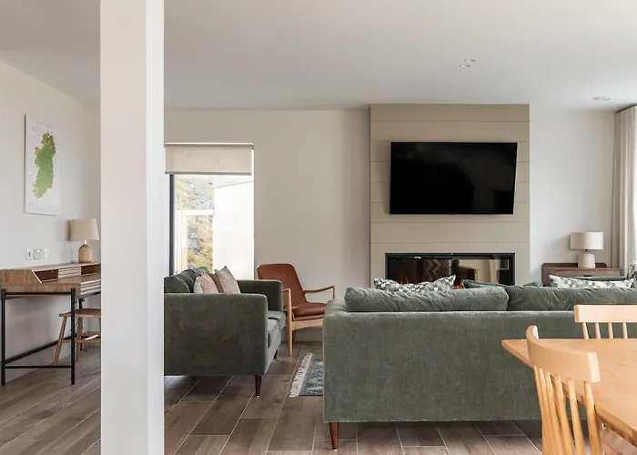 Leenan At Houses, Pollan Bay