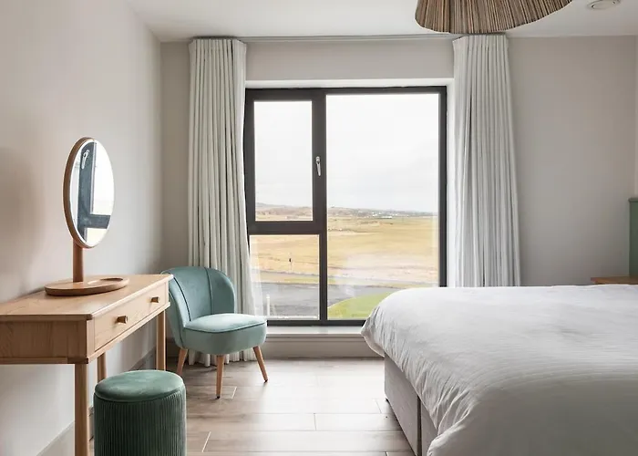 Leenan At Houses, Pollan Bay