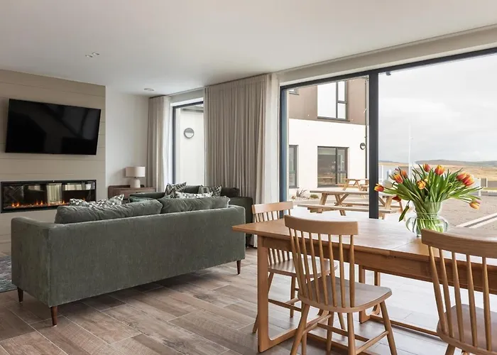 Leenan At Houses, Pollan Bay